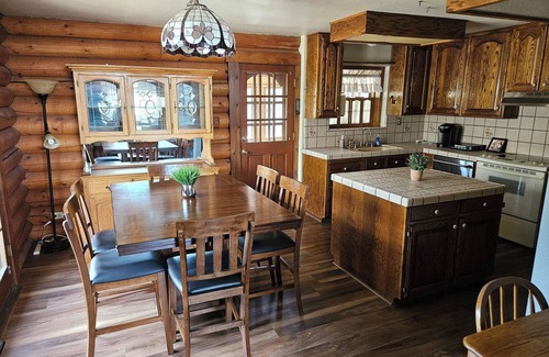 Kernville Cabin | Cozy 3-Bedroom Log Cabin in beautiful Kernville with WiFi, AC