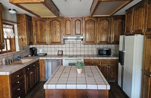 Kernville Cabin | Cozy 3-Bedroom Log Cabin in beautiful Kernville with WiFi, AC
