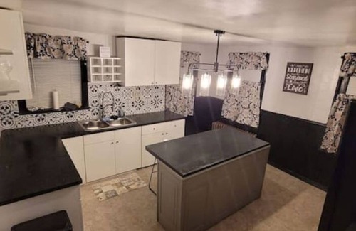 West Haven House | Cozy 3 bedroom minutes from Yale and the beach