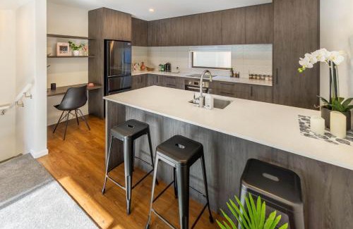 Addington Apartment | Cozy 3 bedroom near Hagley Park w/Garage