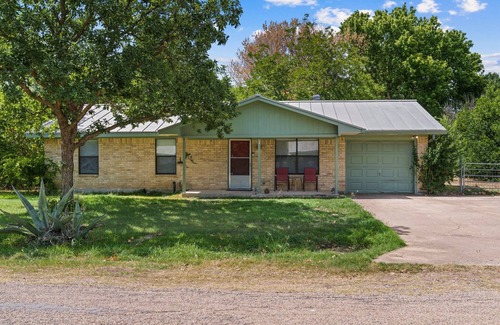 Center Point House | Cozy 3 Bedroom Ranch on Quiet Street Centrally Located in the Hill Country