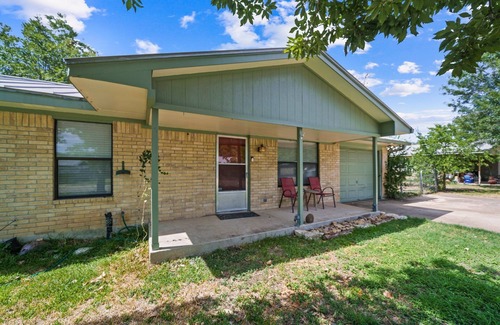 Center Point House | Cozy 3 Bedroom Ranch on Quiet Street Centrally Located in the Hill Country