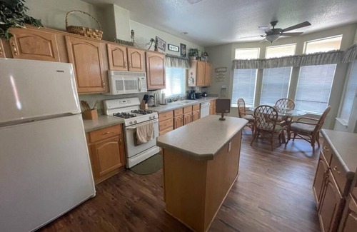 Colorado Shores House | Cozy 3-bedroom river house in Historic City of Needles, 50 steps to Beach/River