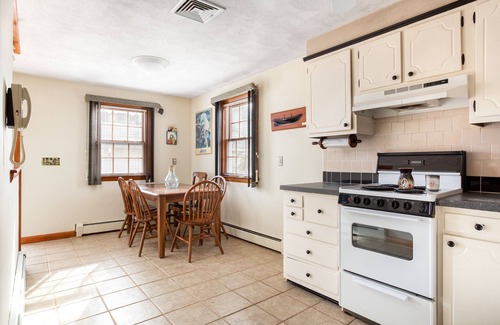 Narragansett House | Cozy 3 bedroom with a Pool!