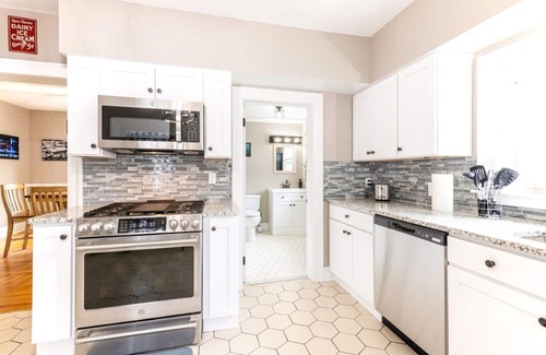 East Shore House | Cozy 3 br, 10min to Yale, 5min to beach & airport with Game room & pet friendly