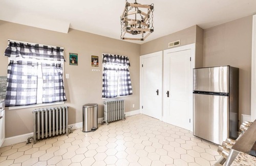 East Shore House | Cozy 3 br, 10min to Yale, 5min to beach & airport with Game room & pet friendly
