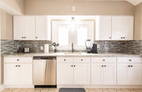 East Shore House | Cozy 3 br, 10min to Yale, 5min to beach & airport with Game room & pet friendly