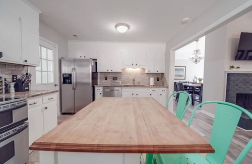 Biddleville House | Cozy 3-BR Bungalow—City Views—Fire Pit—Football!