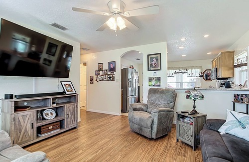 Florida South Atlantic Coast House | Cozy 3 BR home in charming Frostproof with caged saltwater pool. Boat ramp.