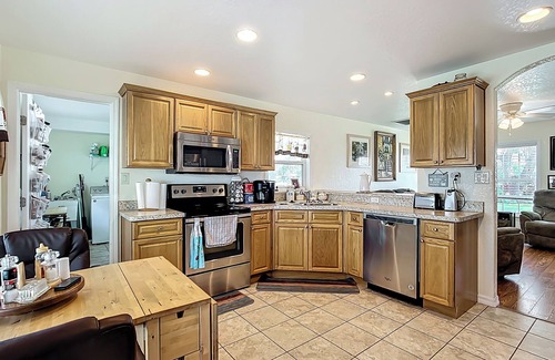 Florida South Atlantic Coast House | Cozy 3 BR home in charming Frostproof with caged saltwater pool. Boat ramp.