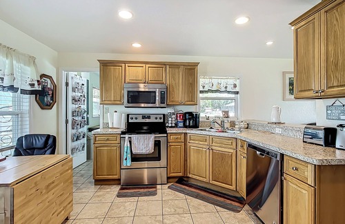Florida South Atlantic Coast House | Cozy 3 BR home in charming Frostproof with caged saltwater pool. Boat ramp.