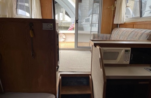 East Providence Boat Rental | Cozy 34’ House Boat in Providence/East Providence Bay