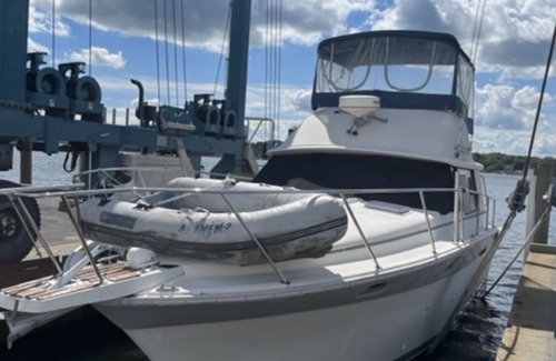 East Providence Boat Rental | Cozy 34’ House Boat in Providence/East Providence Bay