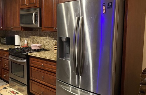 Ontario House | Cozy 3B2B Romantic 85"TV Close to Ontario Airport