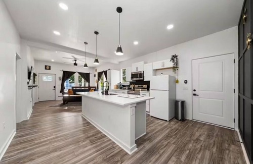 Eastside Promise Neighborhood House | Cozy 3BD/2BA Lackland JBSA SeaWorld Riverwalk