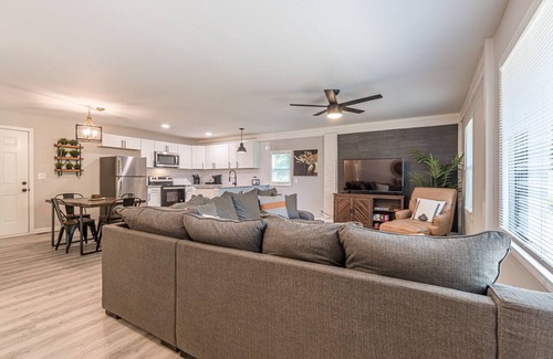 Atlanta House | Cozy 3BD Bungalow near State Farm Arena, Six Flags, Airport