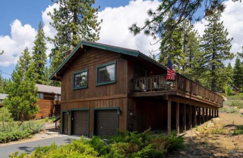 Tahoe Vista House | Cozy 3BDR - 1 Minute to the Beach!
