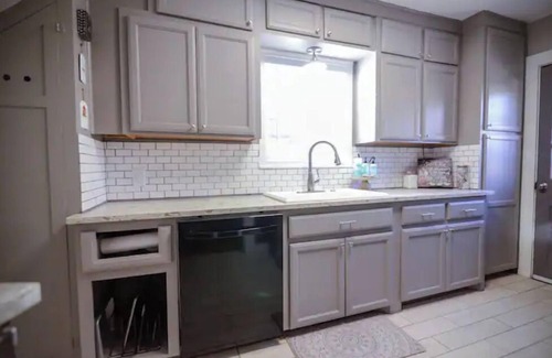 Amarillo House | Cozy 3BR/2BA remodeled bath/park view and yard games!nDiscounts given here.