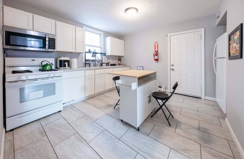 Forest Hill Apartment | Cozy 3BR Apartment - Smart TV - Pet-Friendly
