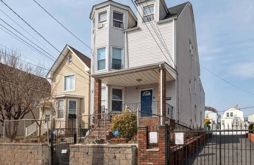Forest Hill Apartment | Cozy 3BR Apartment - Smart TV - Pet-Friendly