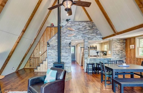 Dawsonville House | Cozy 3BR Cabin with Lake View in Dawsonville