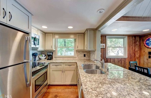Dawsonville House | Cozy 3BR Cabin with Lake View in Dawsonville