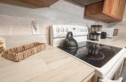 Port Malabar House | Cozy 3BR Family Home w/Office, Full Kitchen & Peaceful Vibe