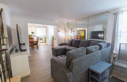 Sharon Hill House | Cozy 3BR Home Retreat – PHL Stay w/Parking, near Airport, WiFi & AC