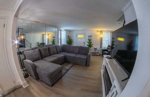 Sharon Hill House | Cozy 3BR Home Retreat – PHL Stay w/Parking, near Airport, WiFi & AC