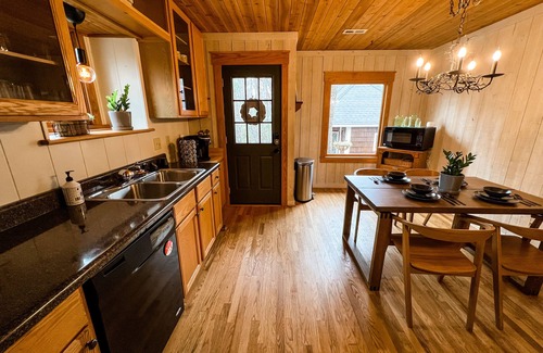 Cliff Ridge Colony Cabin | Cozy 3BR Mountain Escape - Highland Hüs @ Caesars Head