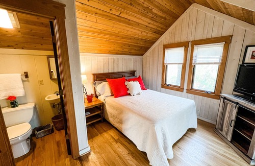 Cliff Ridge Colony Cabin | Cozy 3BR Mountain Escape - Highland Hüs @ Caesars Head