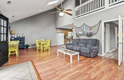 North Myrtle Beach House | Cozy 3BR near Cherry Grove Beach – Quiet stay, walk to sand, WiFi, golf carts allowed!