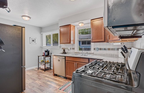 Ypsilanti House | Cozy 3BR Near UofM, EMU, Restaurants, & Nightlife