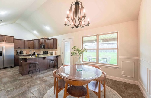 Cave Springs House | Cozy 3BR Near XNA Backyard & EV Charger
