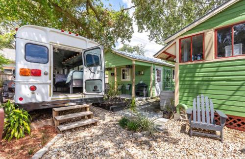 Sanford House | Cozy 3BR Retreat - Near Bars Zoo & Lake Trails