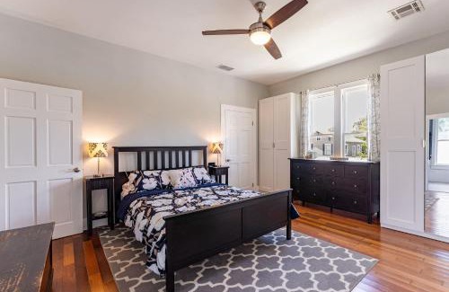 Sanford House | Cozy 3BR Retreat - Near Bars Zoo & Lake Trails