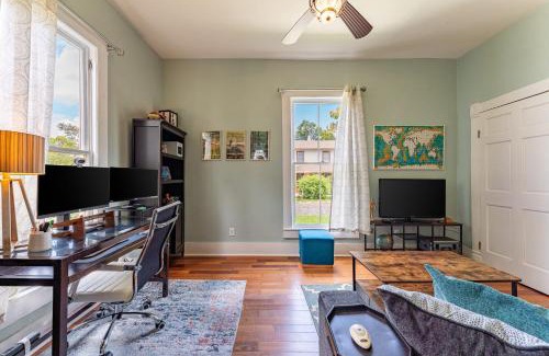 Sanford House | Cozy 3BR Retreat - Near Bars Zoo & Lake Trails