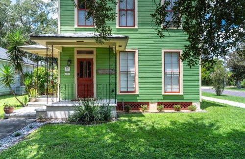 Sanford House | Cozy 3BR Retreat - Near Bars Zoo & Lake Trails
