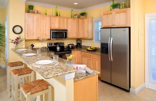 Marathon House | Cozy 3BR Villa with In-Room Dining & Spa Services at a Beachfront Oasis