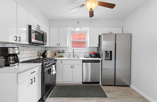 Constable Hook Apartment | Cozy 3BR with Parking, Near NYC & Newark Airport