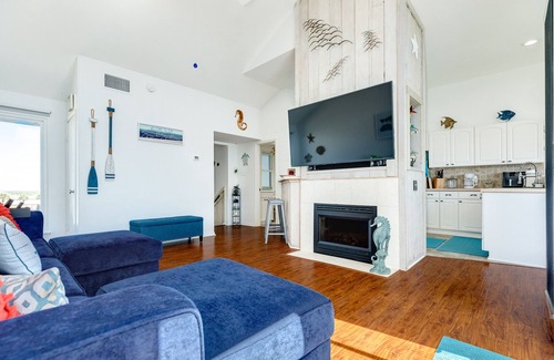 Galveston House | Cozy 3rd Row Townhome w/Gulf Views from 2 Decks, Close to Beach