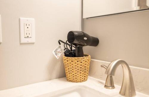 White Oak Apartment | Cozy 4 BD Retreat w Free Parking