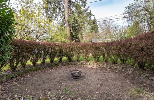 Oak Creek House | Cozy 4 bds house w/firepit, quiet & 2 mins to freeway