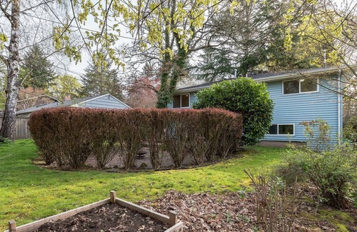 Oak Creek House | Cozy 4 bds house w/firepit, quiet & 2 mins to freeway