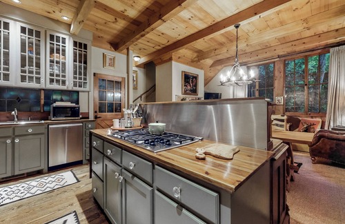 Lake Sequoyah Cabin | Cozy 4-bedroom cabin - 4 Minutes from Downtown Highlands