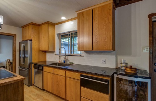 Glencoe Cabin | Cozy 4 bedroom Cabin with Hot Tub and BLS & Sequoia Woods access