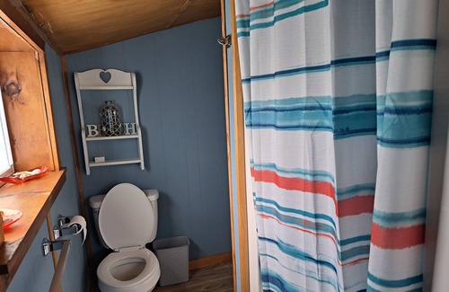 Verona Beach Cottage | Cozy 4-bedroom cottage in enchanting Verona Beach with AC, WiFi
