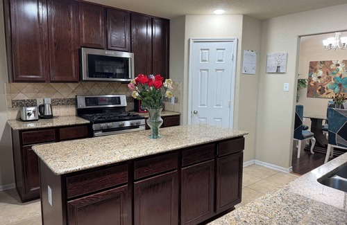 Katy House | Cozy 4-bedroom home in Katy with water view