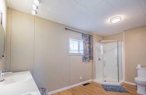 Winfield House | Cozy 4 bedroom House with free parking-Unit 1