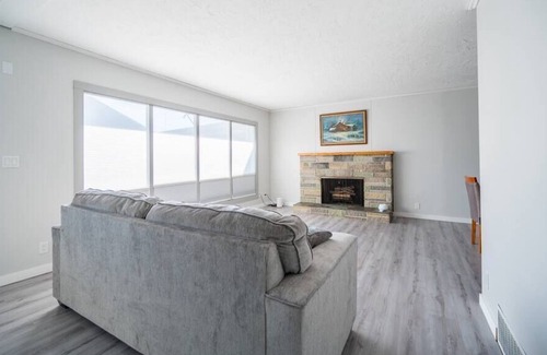 Winfield House | Cozy 4 bedroom House with free parking-Unit 1